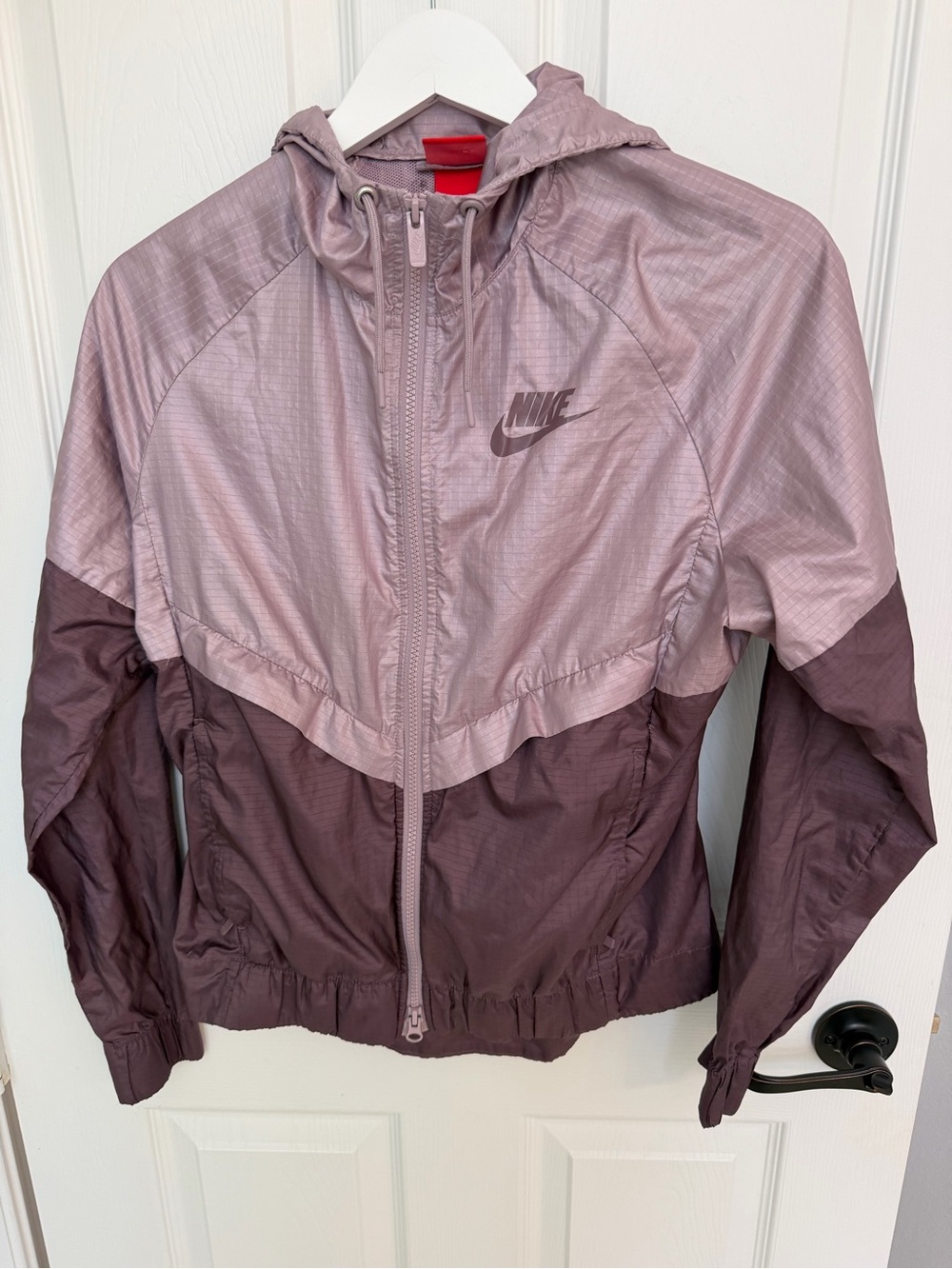 Nike women’s small two toned purple windbreaker jacket hood